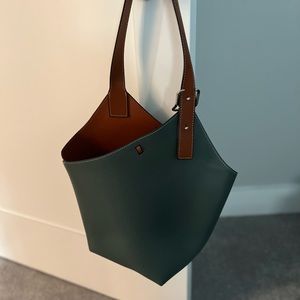 Beautiful leather purse, great color that matches everything, like new